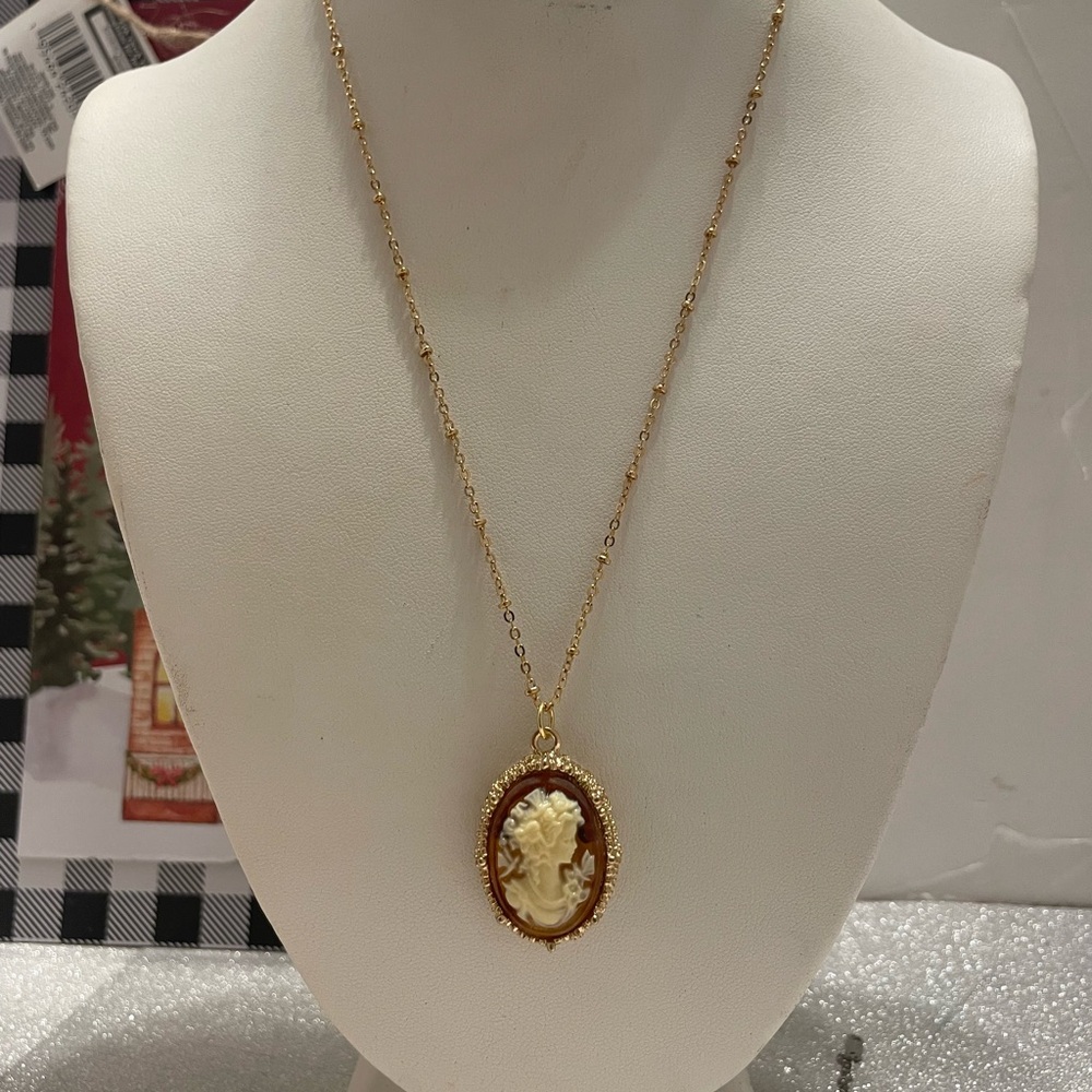 Elegant Gold Cameo Necklace